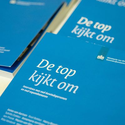 Cover van De top kijkt om