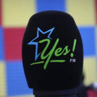 YES 101.7 FM radiozender logo — afspelen.nl